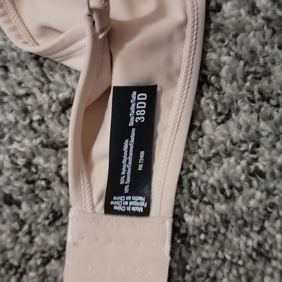 Set of 3 bras. Beige, black and white. No under wire. Lightly lined. - Picture 4 of 5